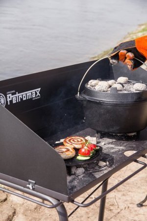 Żeliwny kociołek myśliwski na ognisko i do kuchni Petromax ft3 Dutch Oven 1,6 L na nóżkach
